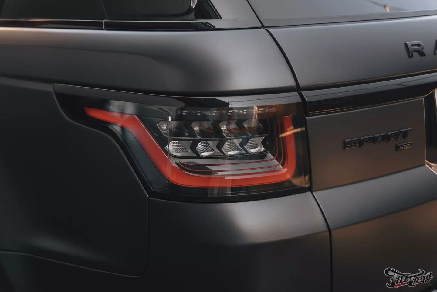 Новый образ Range Rover Sport: оклейка в матовый полиуретан, шумоизоляция дверей, выдвижные пороги. Сравним матовый и глянцевый автомобили!